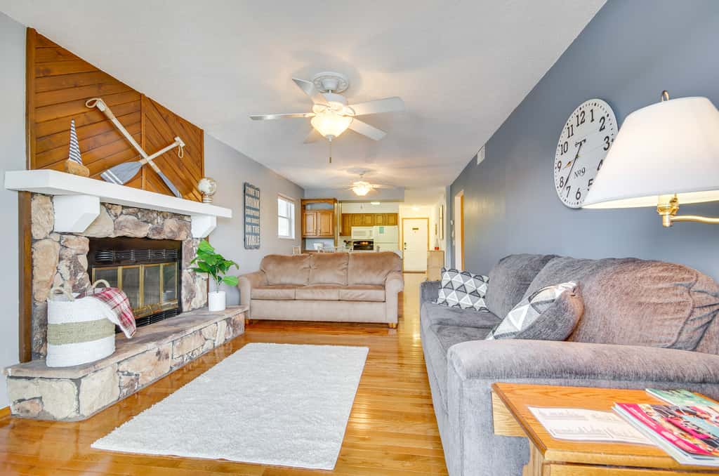 Cozy Lake Ozark Condo Rental w/ Grill, Pool Access