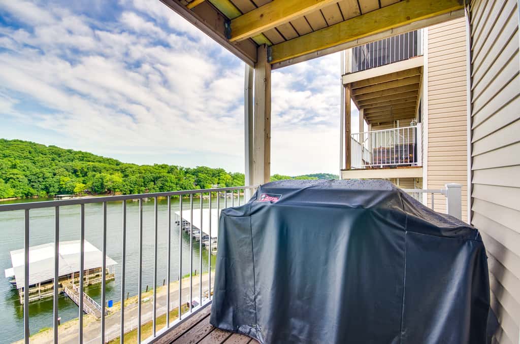 Cozy Lake Ozark Condo Rental w/ Grill, Pool Access