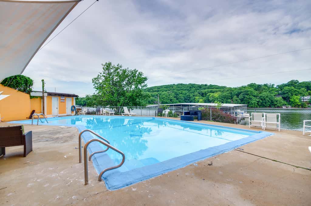 Cozy Lake Ozark Condo Rental w/ Grill, Pool Access