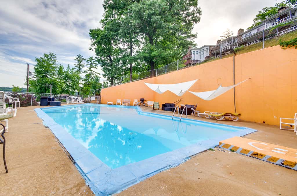 Cozy Lake Ozark Condo Rental w/ Grill, Pool Access