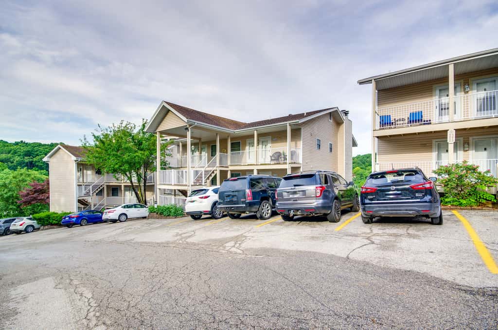 Cozy Lake Ozark Condo Rental w/ Grill, Pool Access