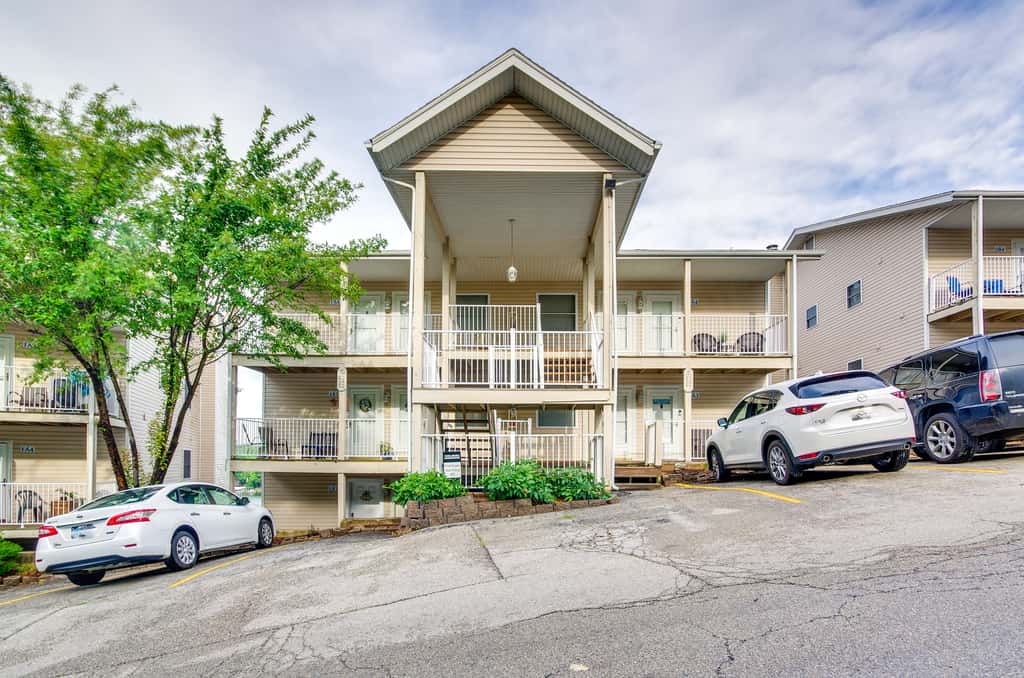 Cozy Lake Ozark Condo Rental w/ Grill, Pool Access