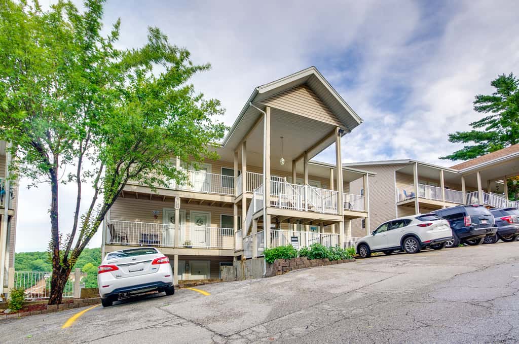 Cozy Lake Ozark Condo Rental w/ Grill, Pool Access
