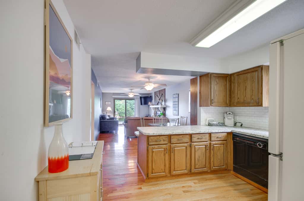 Cozy Lake Ozark Condo Rental w/ Grill, Pool Access