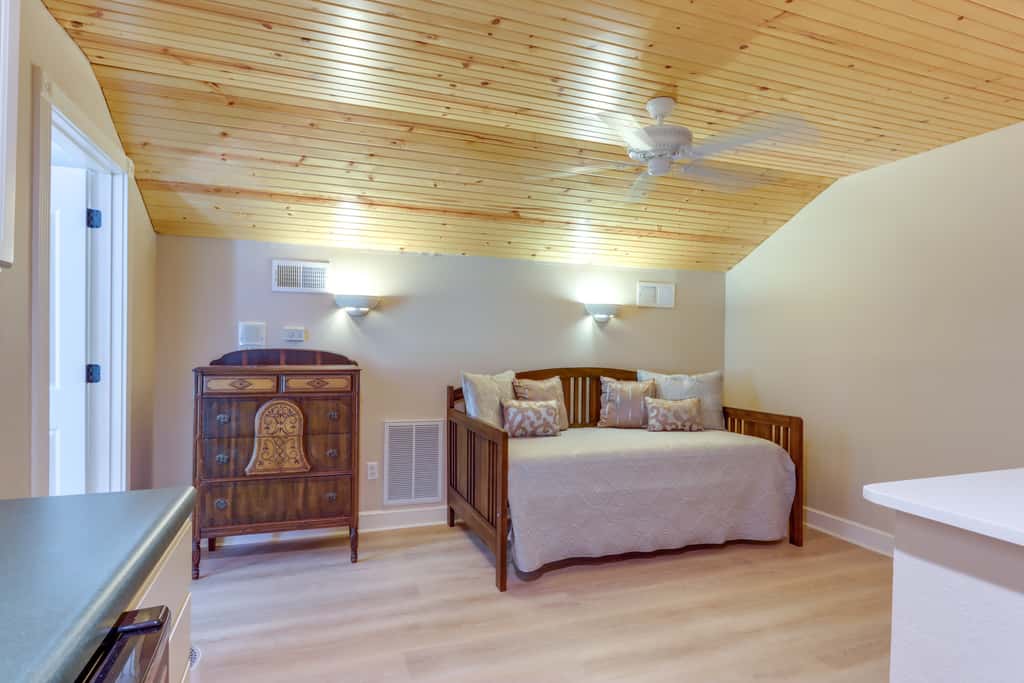 Pool, Hot Tub & Pickleball Court: Lake Ozarks Home