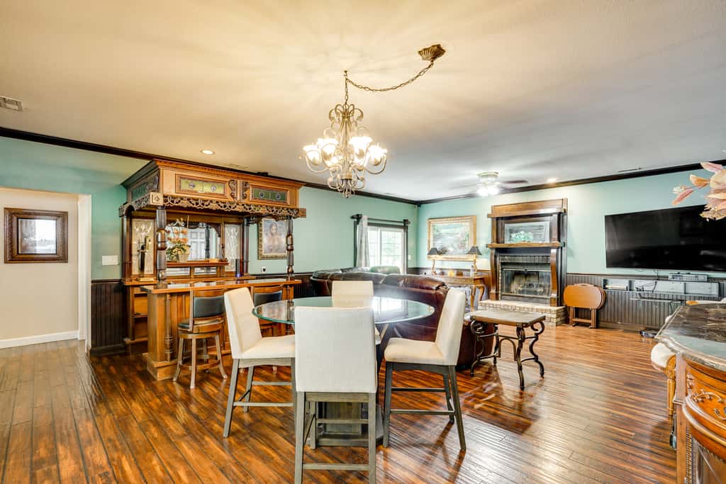 Pool, Hot Tub & Pickleball Court: Lake Ozarks Home