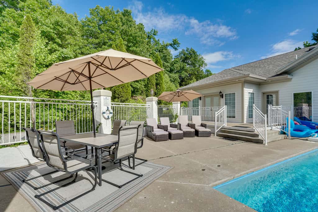 Pool, Hot Tub & Pickleball Court: Lake Ozarks Home
