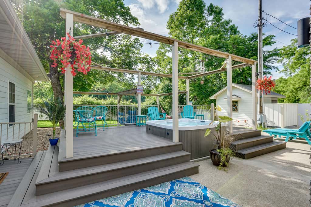 Pool, Hot Tub & Pickleball Court: Lake Ozarks Home