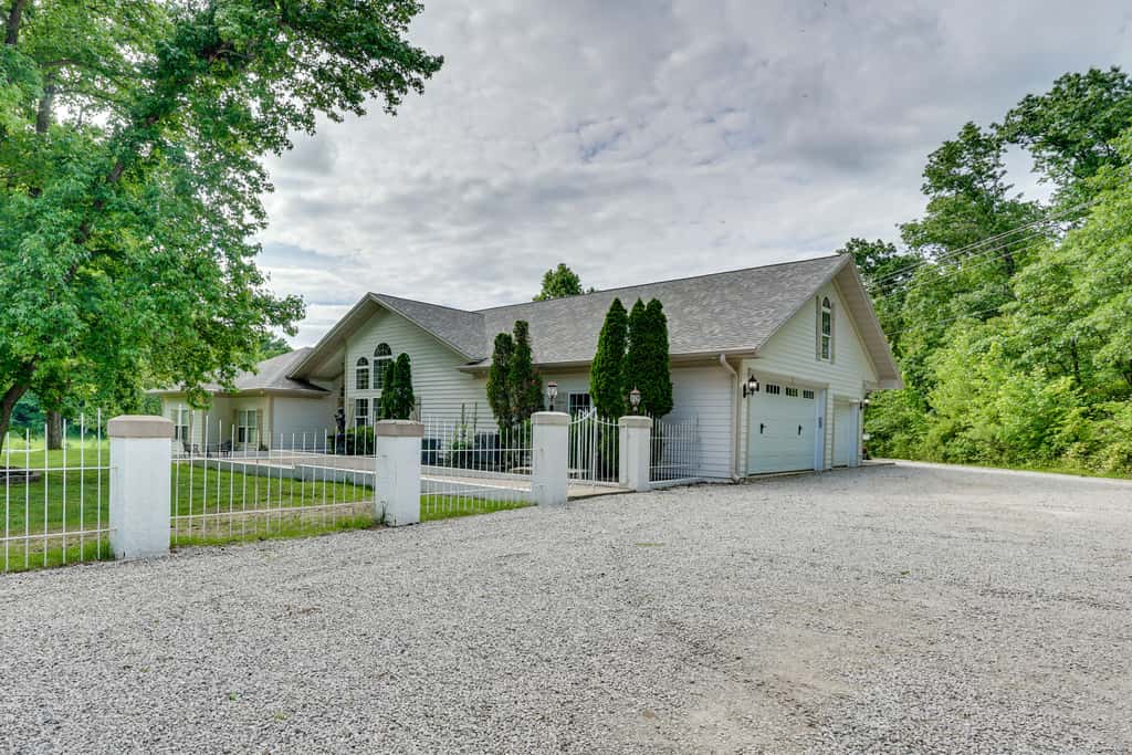 Pool, Hot Tub & Pickleball Court: Lake Ozarks Home