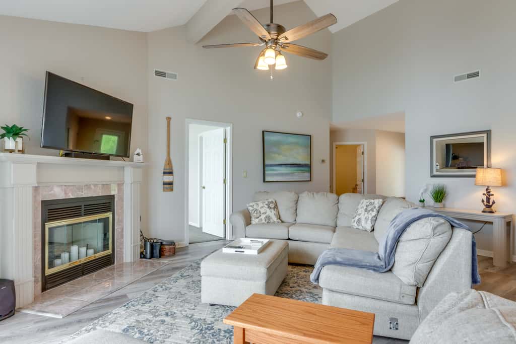 Lakefront Ozark Getaway w/ Views + Community Perks
