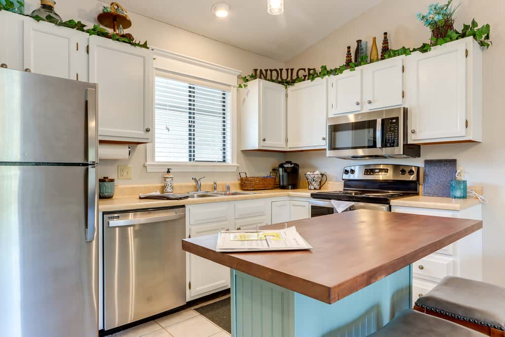 Walk to Pool + Lake: Cozy Osage Beach Condo