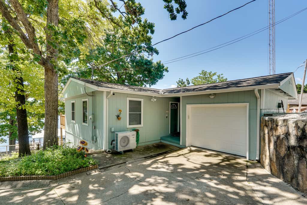 Lakefront & Dog-Friendly Gem in Gravois Mills