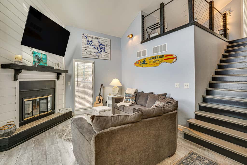 Fireplace, Deck & Grill: Lake Ozark Family Retreat
