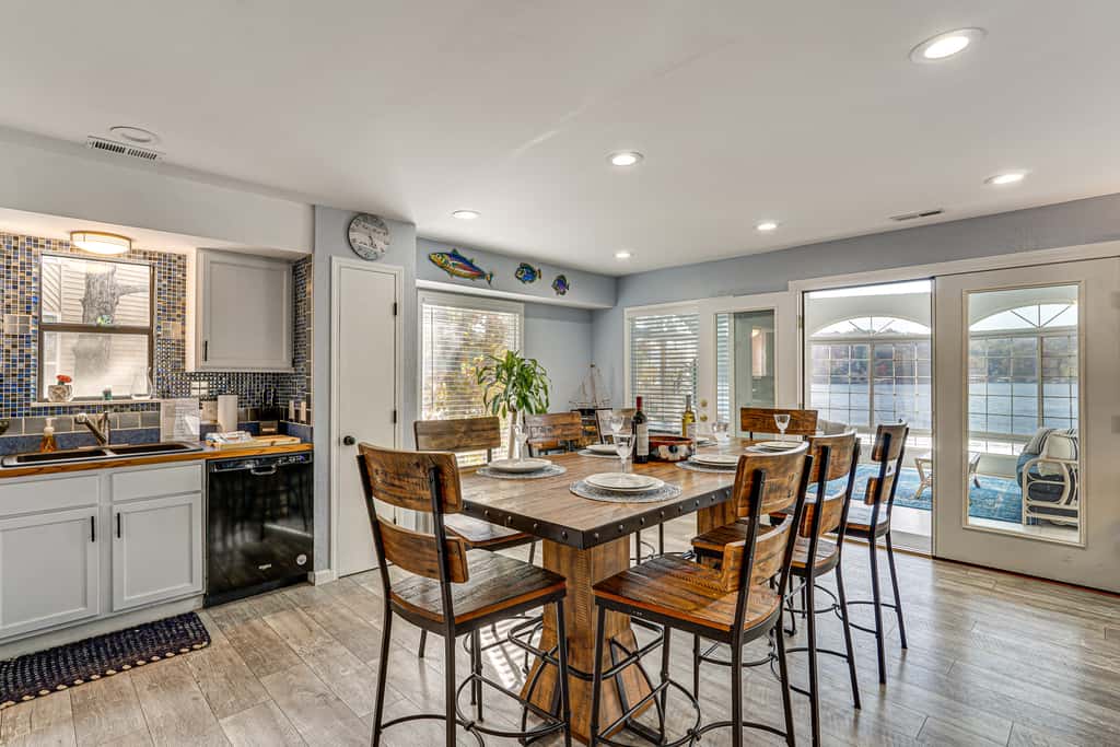 Fireplace, Deck & Grill: Lake Ozark Family Retreat