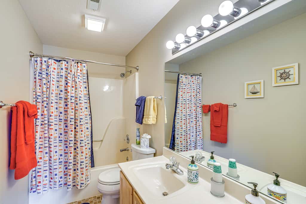 Lakefront Osage Beach Condo w/ Water-View Balcony!