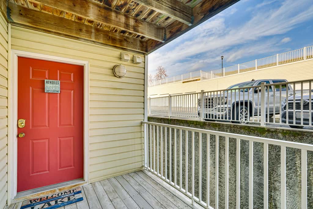 Lakefront Osage Beach Condo w/ Water-View Balcony!