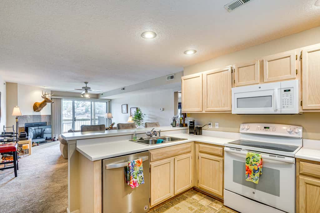 Lakefront Osage Beach Condo w/ Water-View Balcony!
