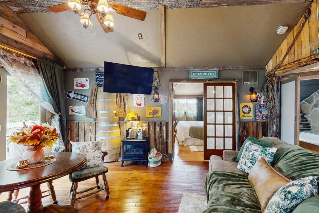 Walk to Trails & Fishing Spots! Lake Ozark Escape