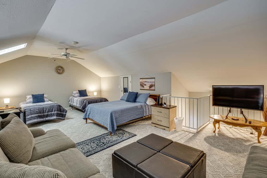 Pool & Beach Access: Lake of the Ozarks Condo