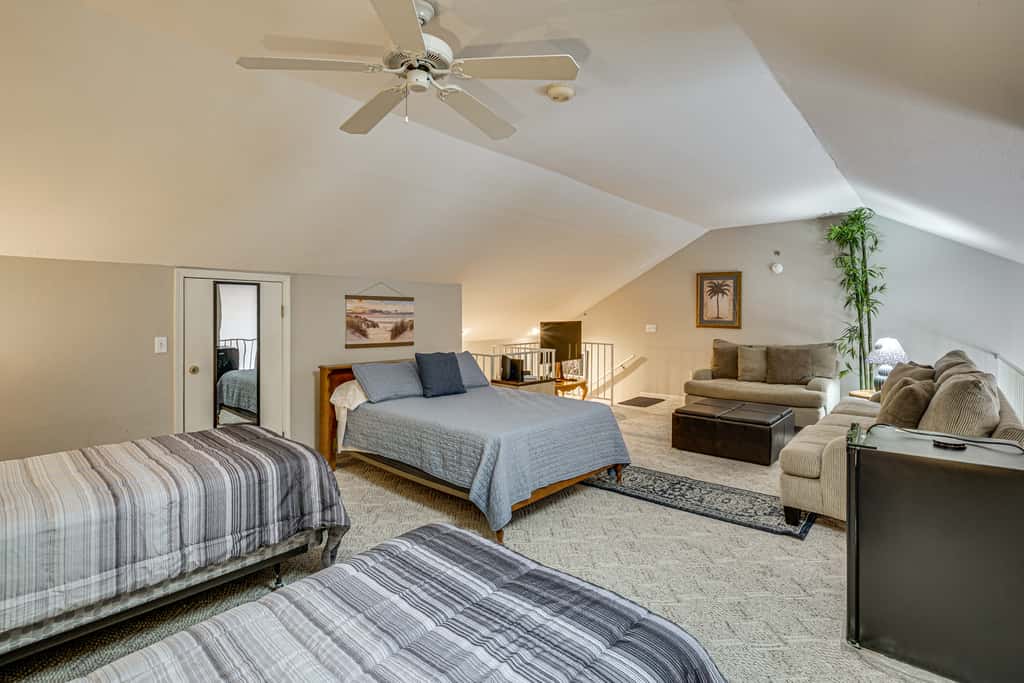 Pool & Beach Access: Lake of the Ozarks Condo