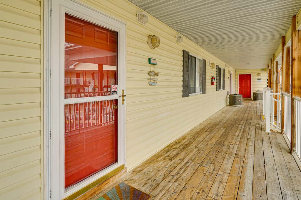 Pool & Beach Access: Lake of the Ozarks Condo