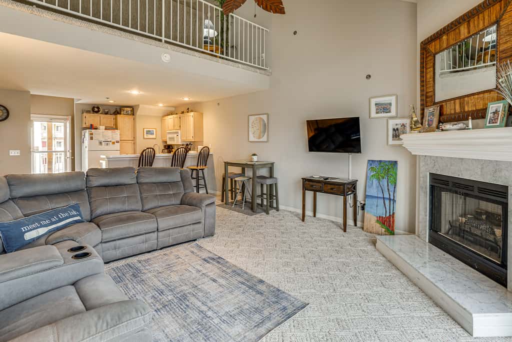 Pool & Beach Access: Lake of the Ozarks Condo