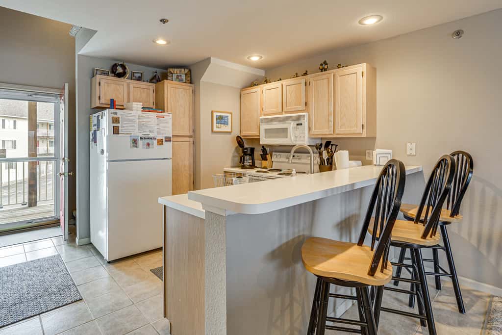 Pool & Beach Access: Lake of the Ozarks Condo
