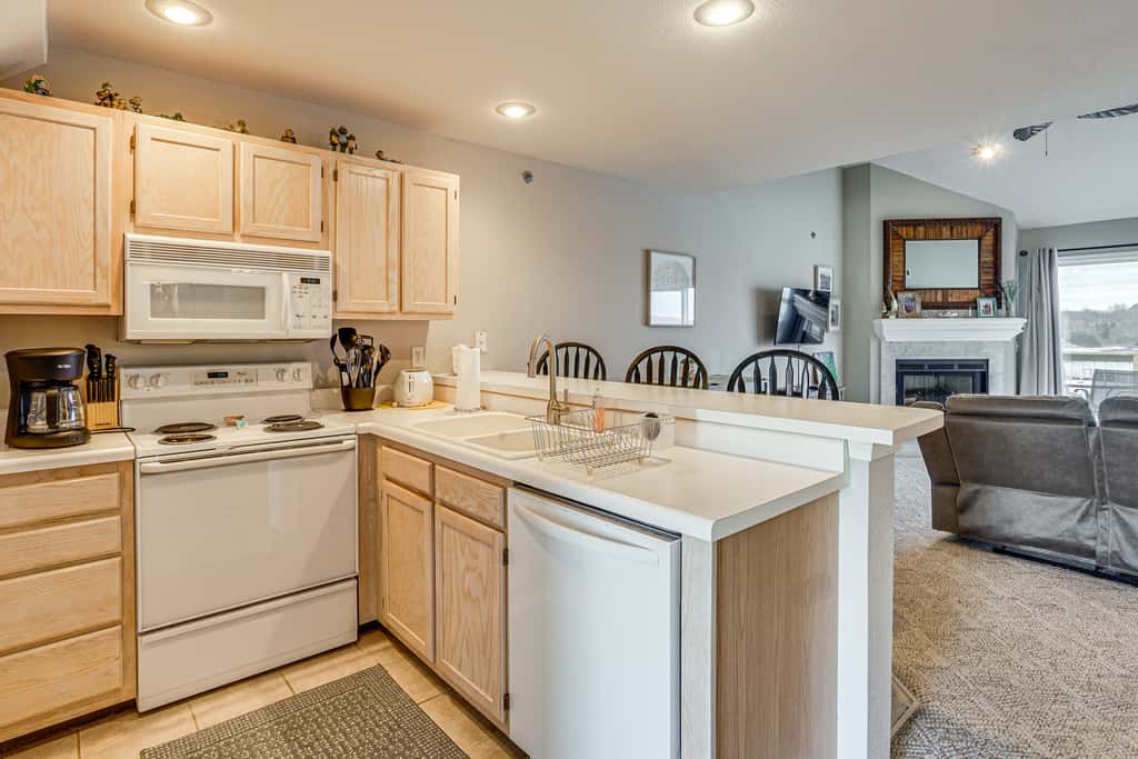 Pool & Beach Access: Lake of the Ozarks Condo