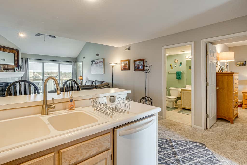 Pool & Beach Access: Lake of the Ozarks Condo