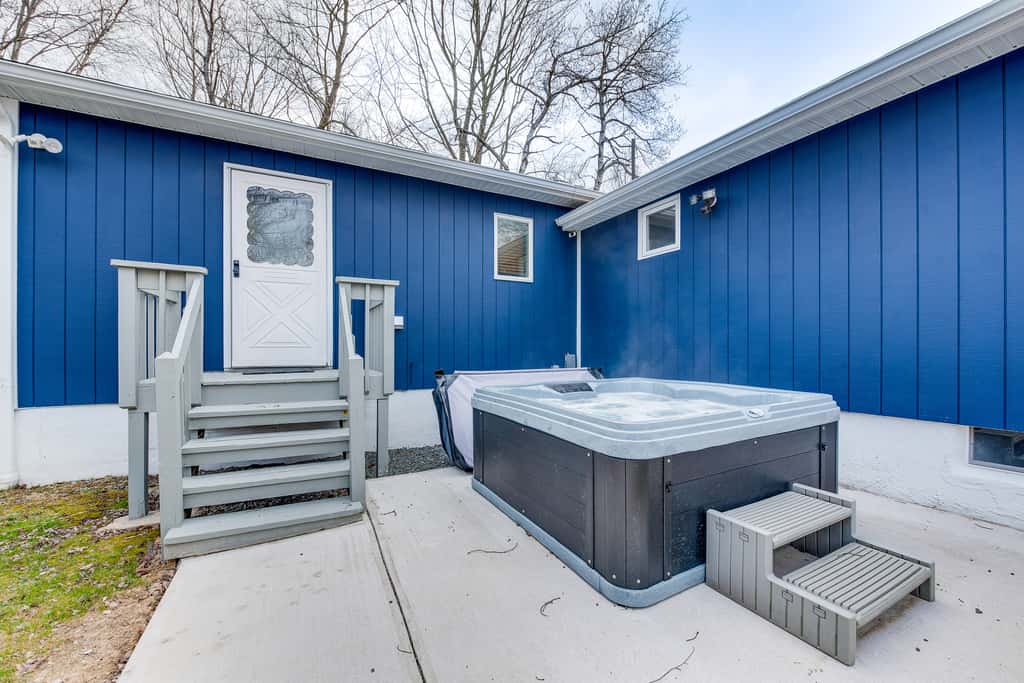Lake View, Hot Tub, Fire Pit! Poconos Fall Getaway