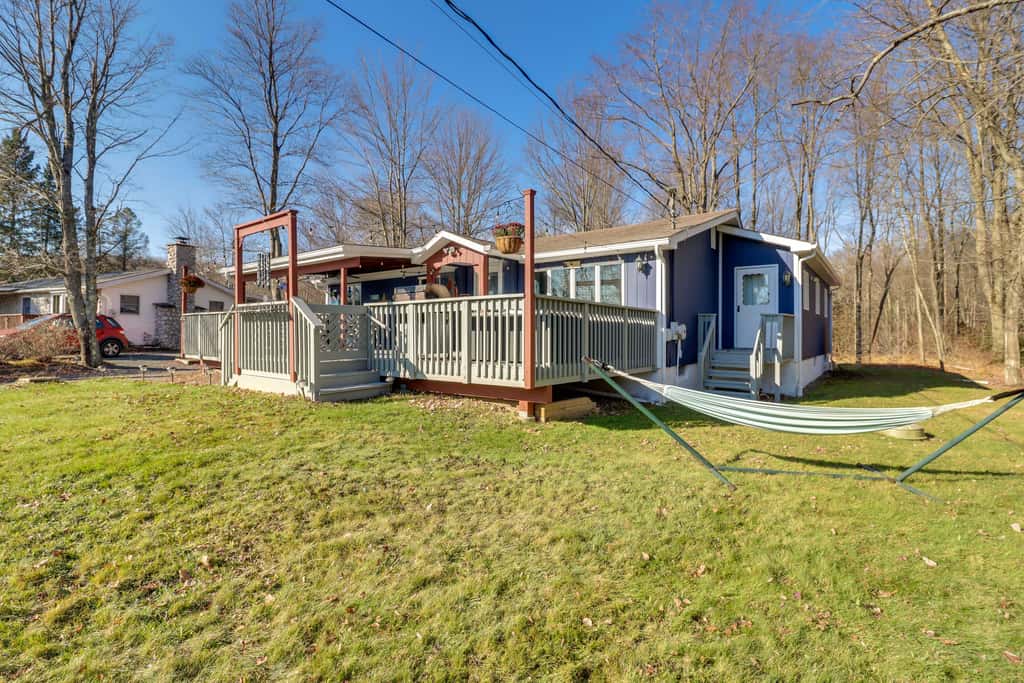 Lake View, Hot Tub, Fire Pit! Poconos Fall Getaway