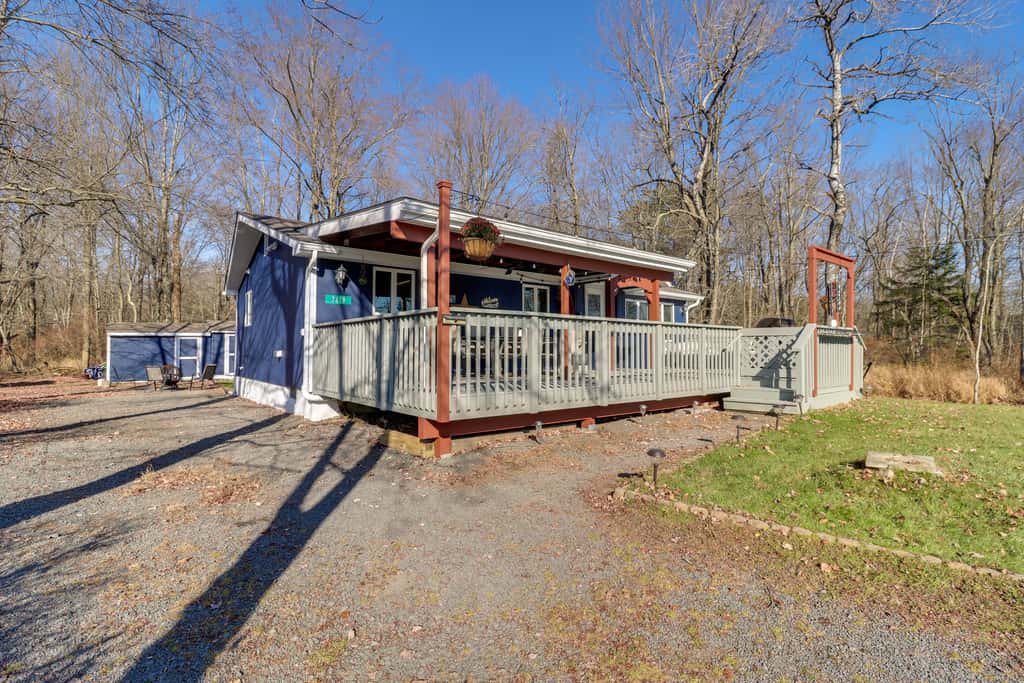Lake View, Hot Tub, Fire Pit! Poconos Fall Getaway