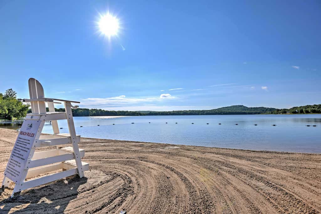 Lake View, Hot Tub, Fire Pit! Poconos Fall Getaway