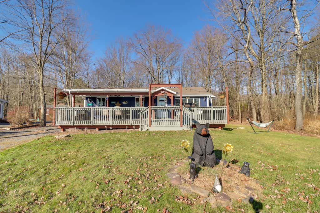 Lake View, Hot Tub, Fire Pit! Poconos Fall Getaway