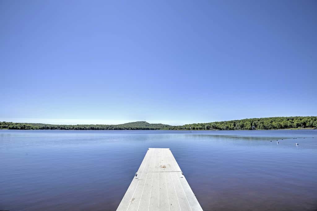 Lake View, Hot Tub, Fire Pit! Poconos Fall Getaway