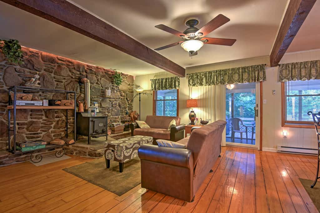 1 Mi to Lake Wallenpaupack: Pocono Mountain Home!