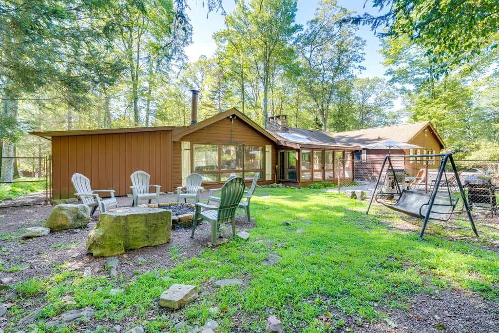 3 Mi to Slopes! Hot Tub Haven Near Lake Harmony