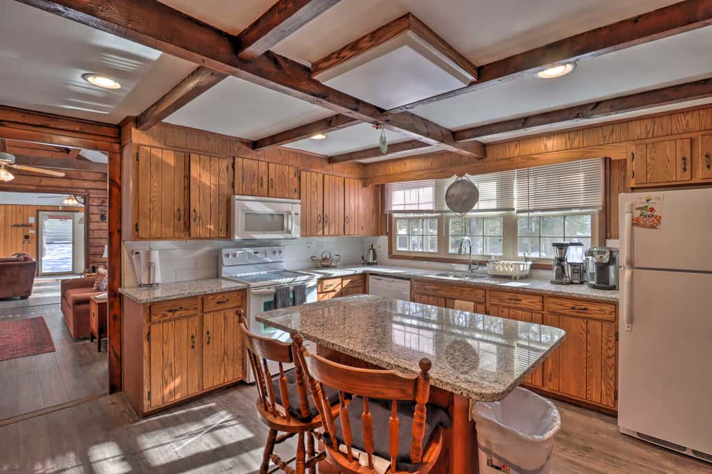 3 Mi to Slopes! Hot Tub Haven Near Lake Harmony