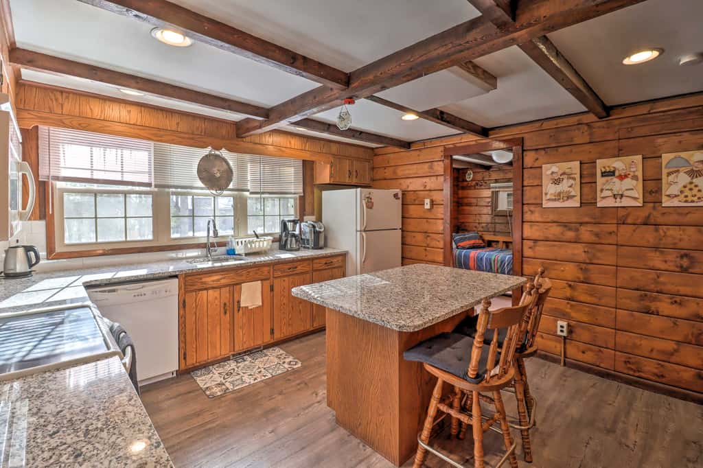 3 Mi to Slopes! Hot Tub Haven Near Lake Harmony