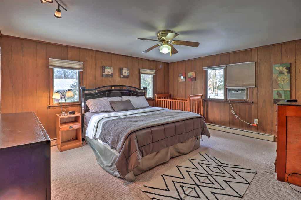 3 Mi to Slopes! Hot Tub Haven Near Lake Harmony
