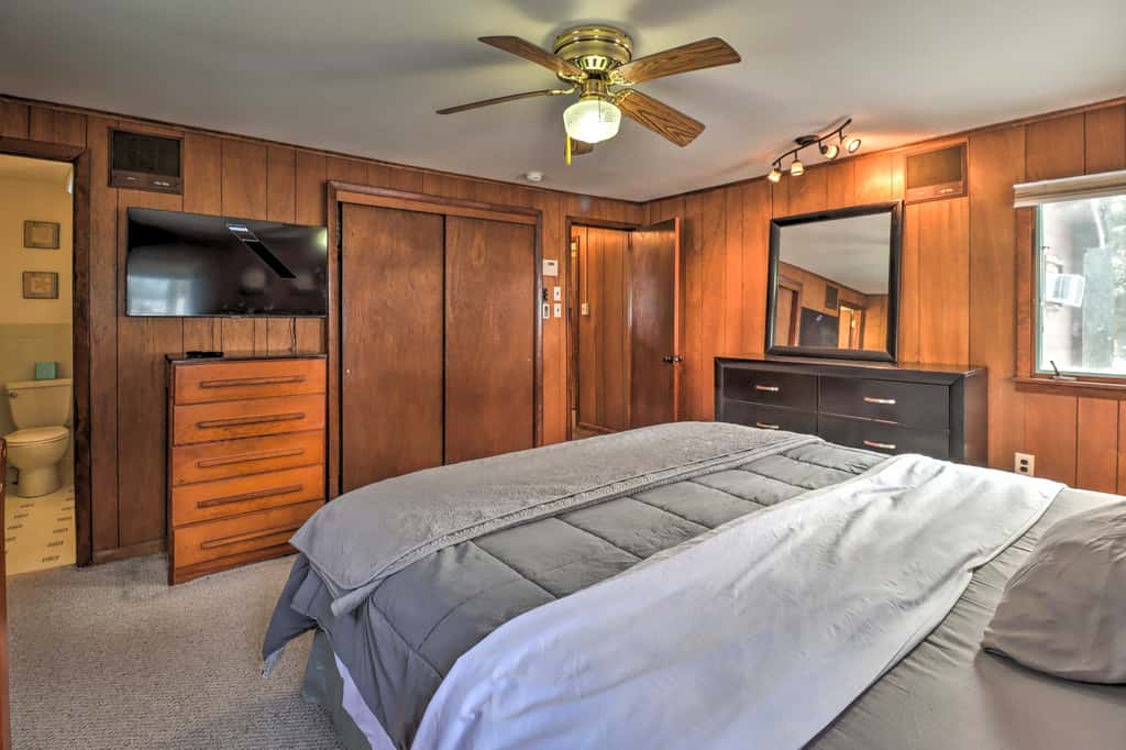 3 Mi to Slopes! Hot Tub Haven Near Lake Harmony