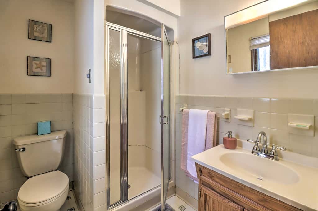 3 Mi to Slopes! Hot Tub Haven Near Lake Harmony