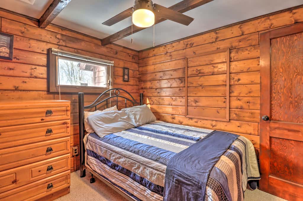 3 Mi to Slopes! Hot Tub Haven Near Lake Harmony