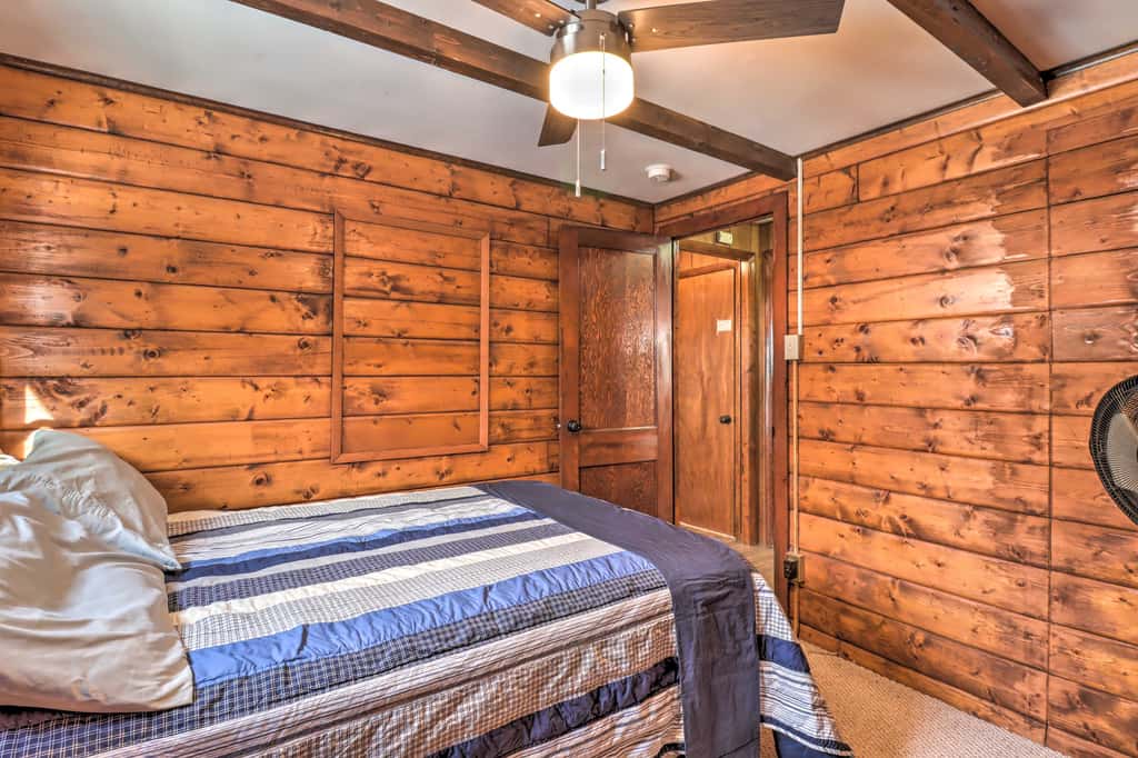 3 Mi to Slopes! Hot Tub Haven Near Lake Harmony