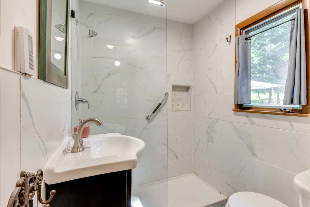 3 Mi to Slopes! Hot Tub Haven Near Lake Harmony