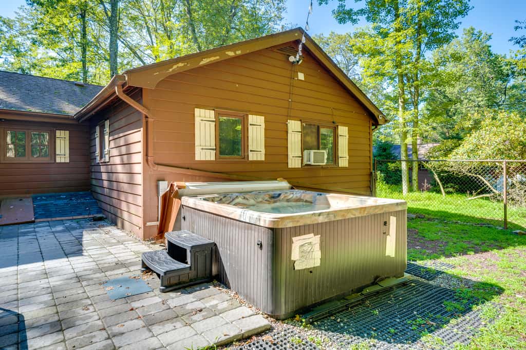 3 Mi to Slopes! Hot Tub Haven Near Lake Harmony