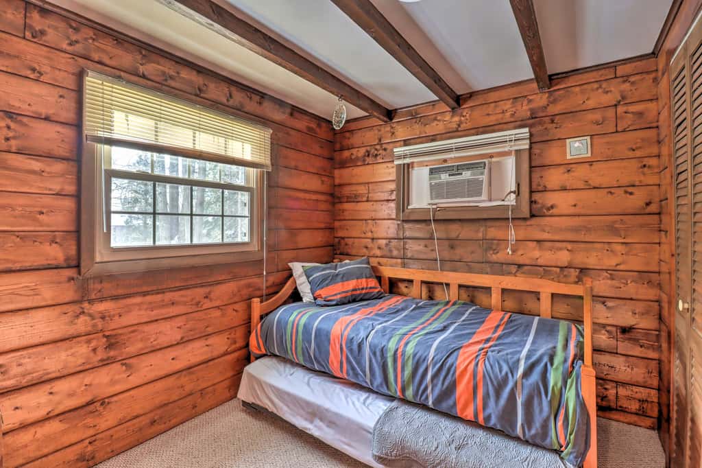 3 Mi to Slopes! Hot Tub Haven Near Lake Harmony