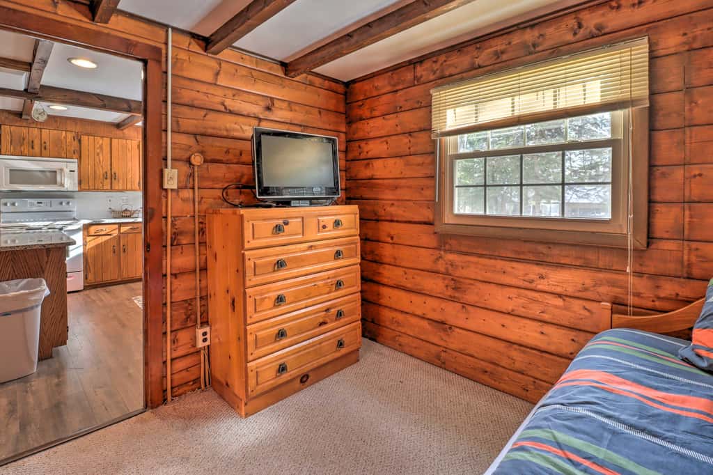 3 Mi to Slopes! Hot Tub Haven Near Lake Harmony