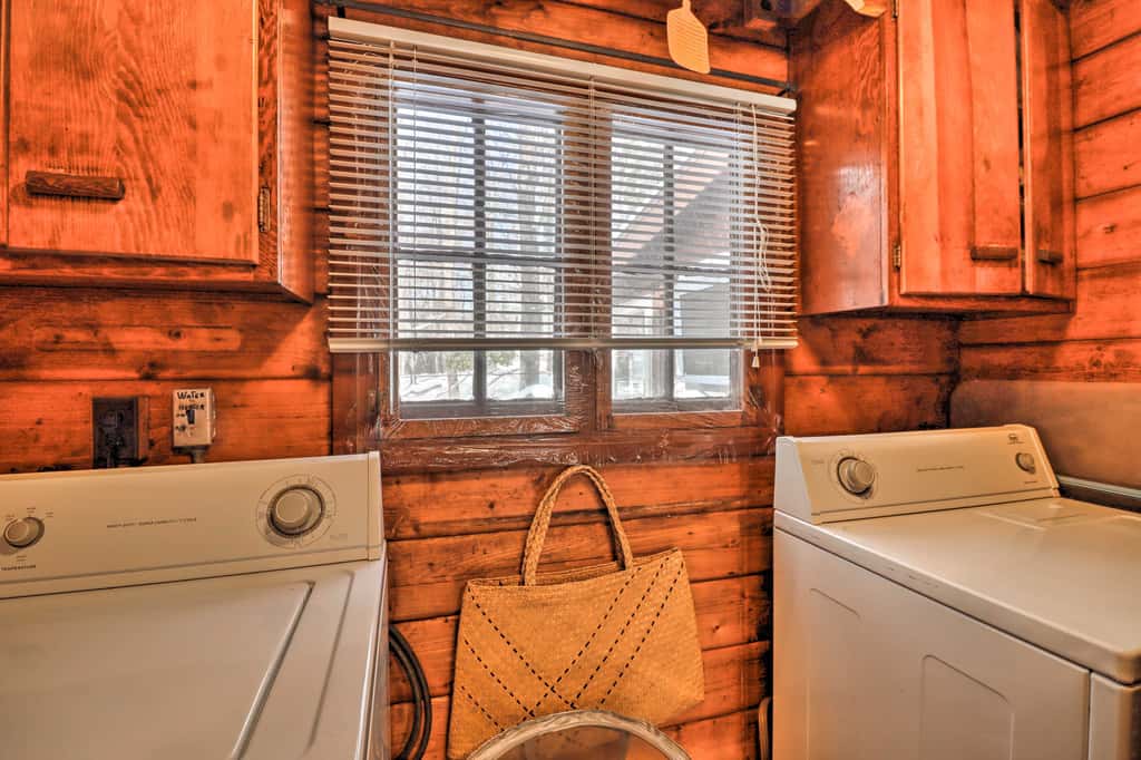 3 Mi to Slopes! Hot Tub Haven Near Lake Harmony