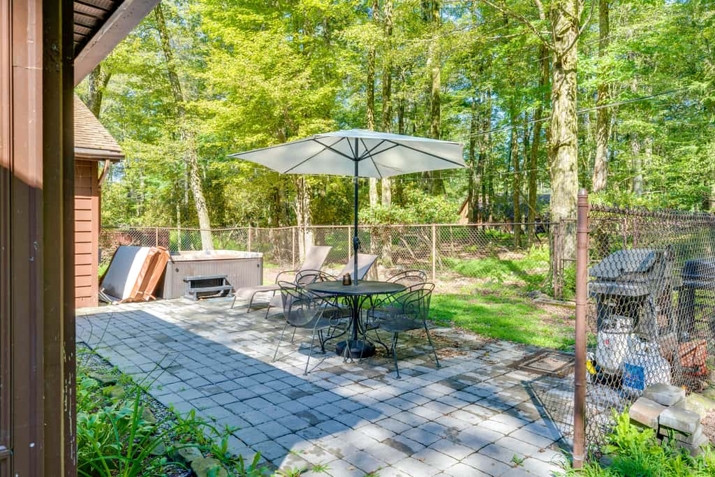 3 Mi to Slopes! Hot Tub Haven Near Lake Harmony